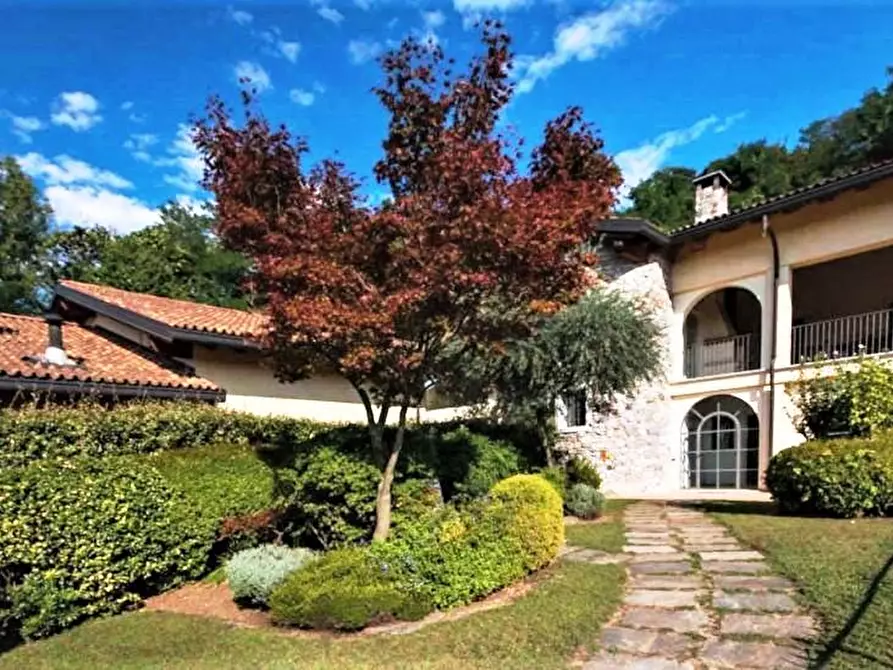 Immagine 1 di Villa in vendita  in VIA LAGO SNC a Besozzo