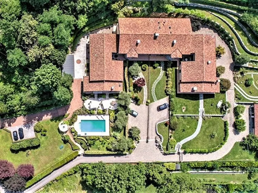 Immagine 1 di Villa in vendita  in VIA LAGO SNC a Besozzo