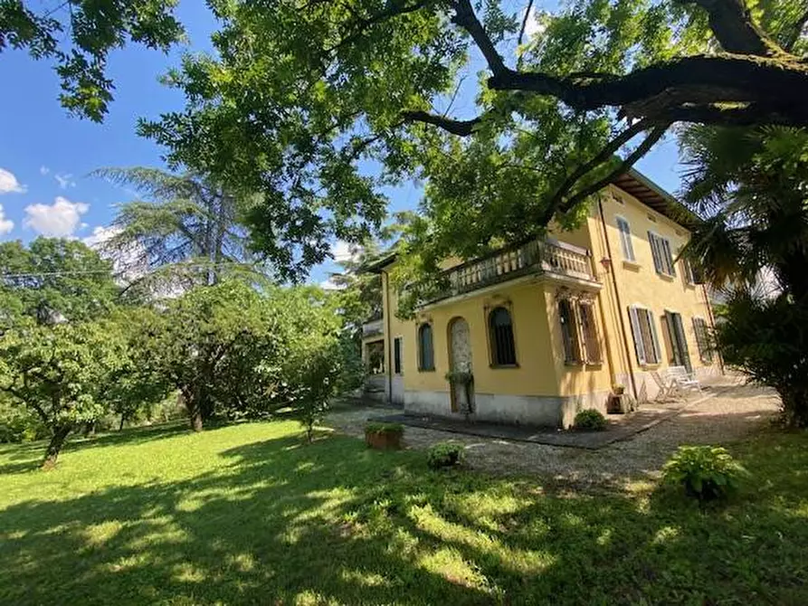 Immagine 1 di Villa in vendita  a Traversetolo