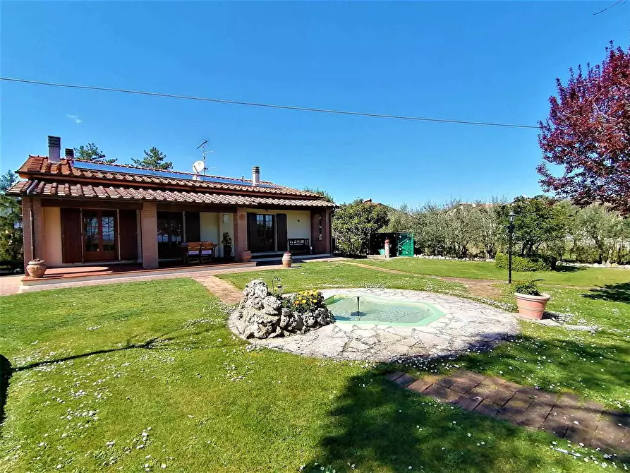 Immagine 1 di Villa in vendita  a San Casciano Dei Bagni