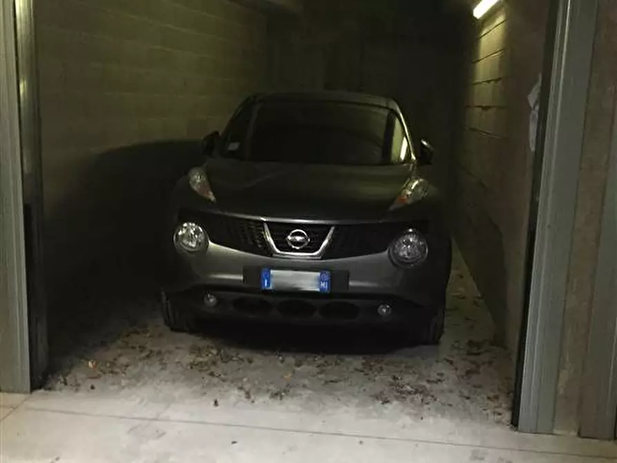 Immagine 1 di Posto auto in affitto  a Milano