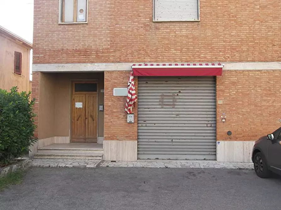 Immagine 1 di Negozio in affitto  a Torrita Di Siena