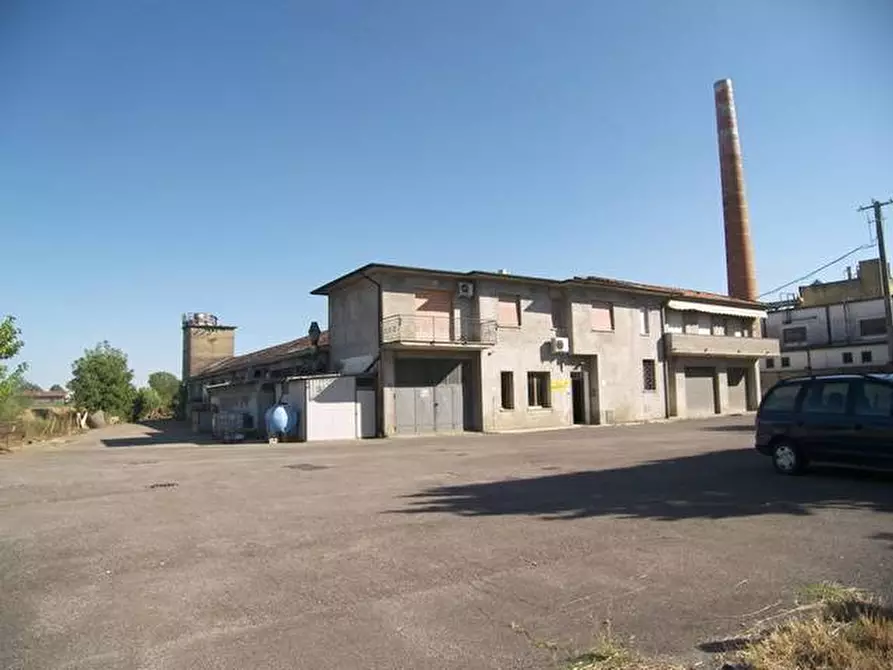 Immagine 1 di Magazzino in vendita  a Torrita Di Siena