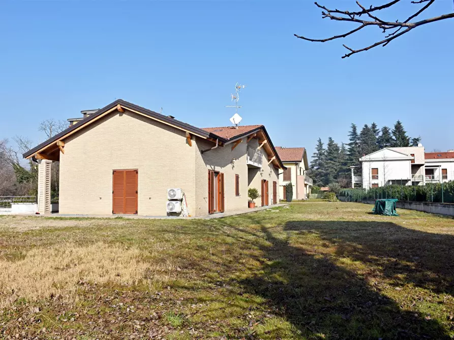 Immagine 1 di Villa in vendita  a Casarile