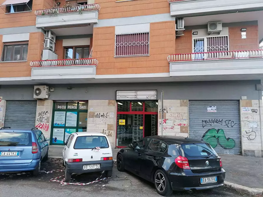 Immagine 1 di Negozio in affitto  in Via Alessandro Piola Caselli a Roma