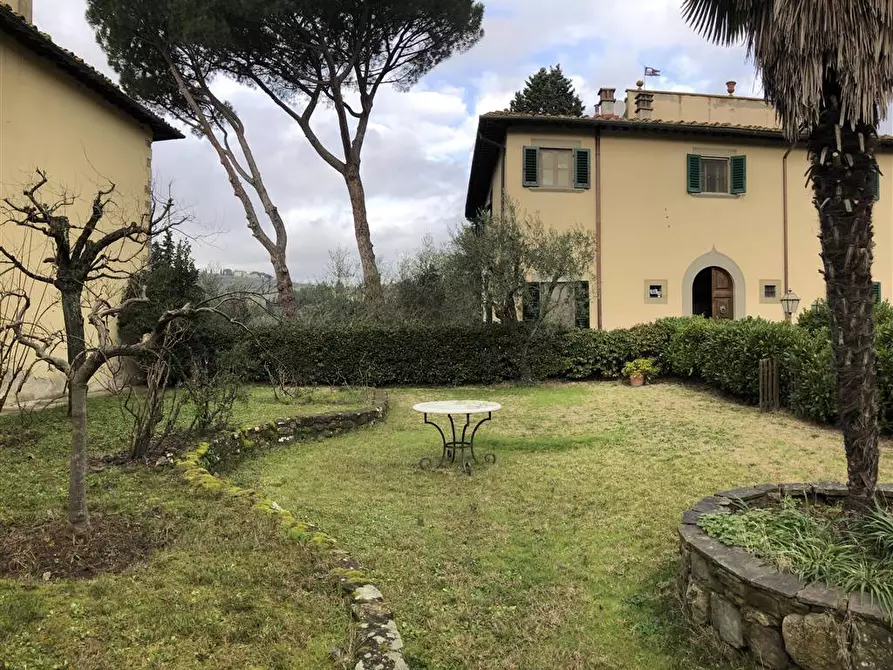 Immagine 1 di Villa in vendita  a Lastra A Signa
