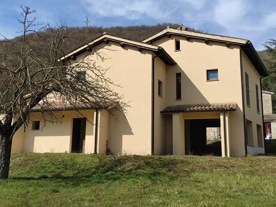 Immagine 1 di Villa in vendita  a Foligno
