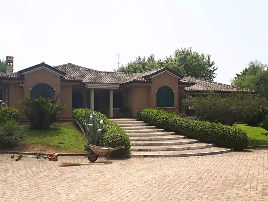Immagine 1 di Villa in vendita  a Latina