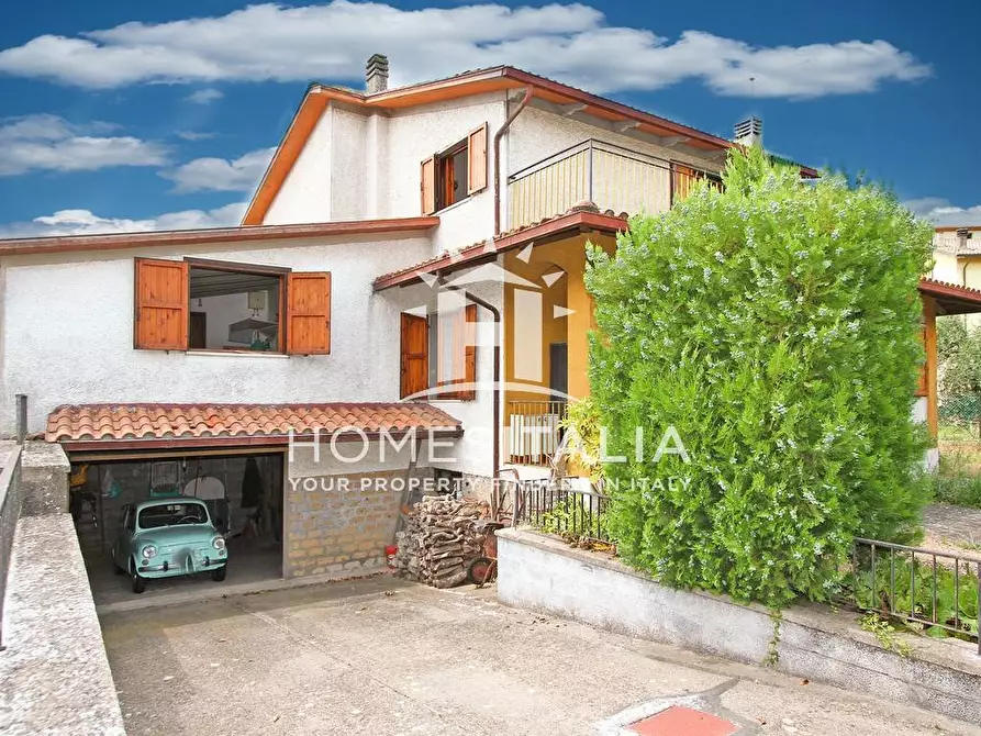 Immagine 1 di Villa in vendita  a Baschi