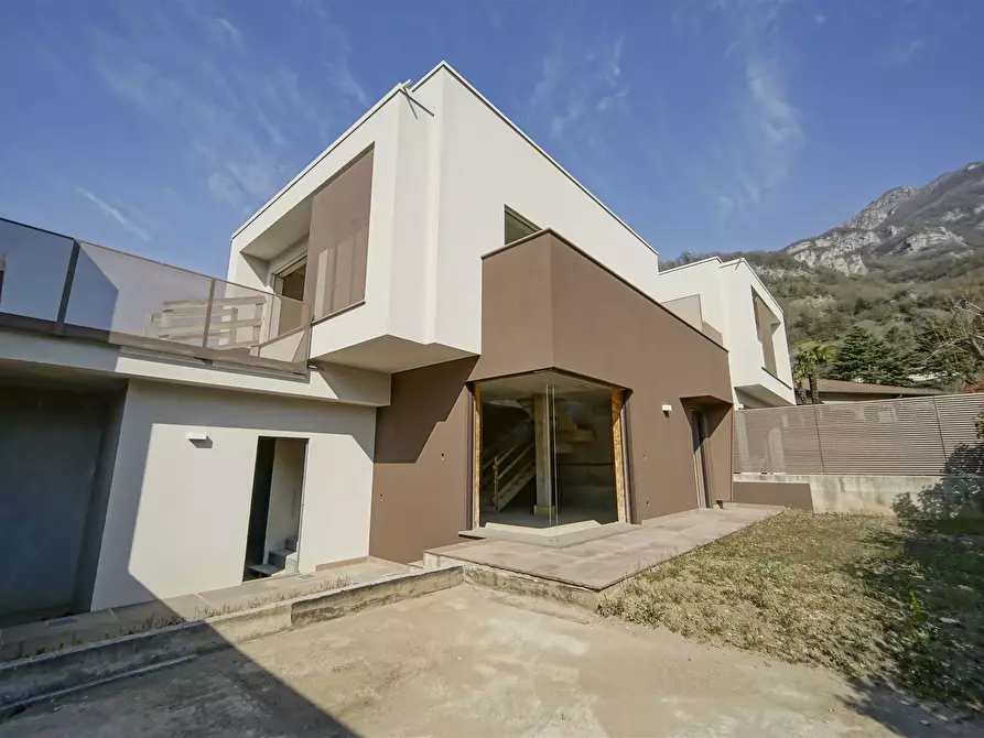 Immagine 1 di Villa in vendita  a Lecco