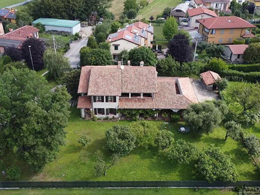 Immagine 1 di Villa in vendita  a Cassago Brianza