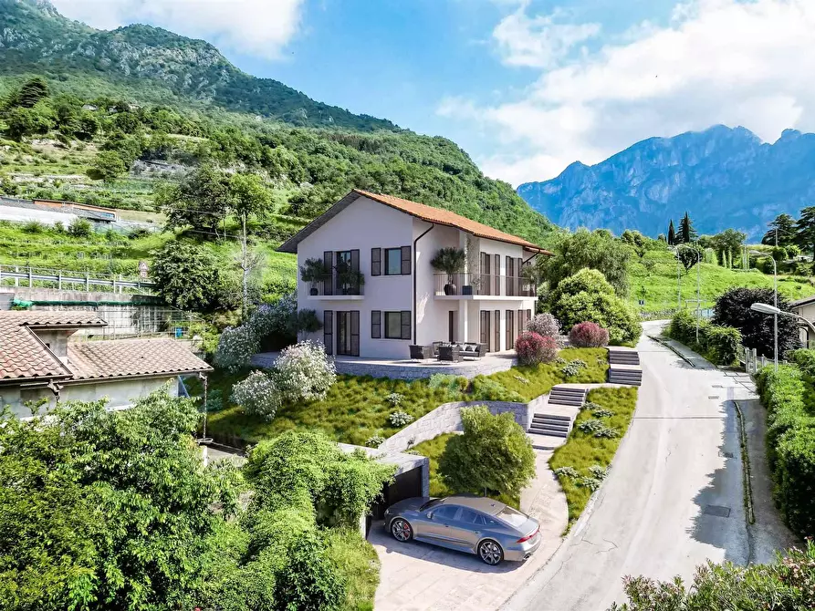 Immagine 1 di Villa in vendita  a Valmadrera