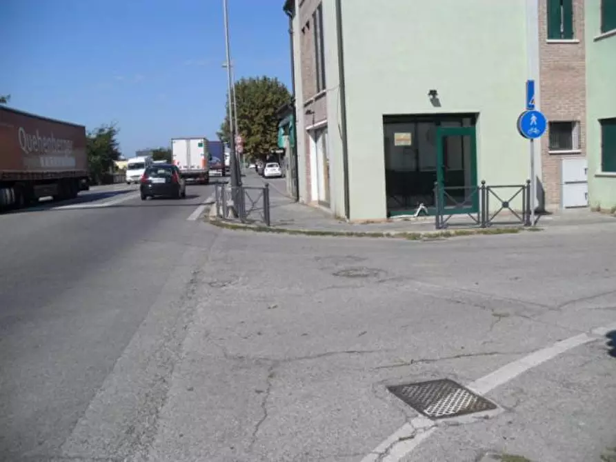 Immagine 1 di Negozio in vendita  in Strada Romea a Chioggia