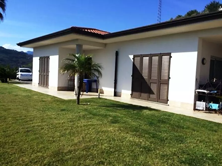Immagine 1 di Villa in vendita  a Camporosso