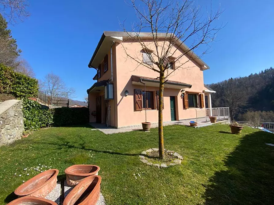Immagine 1 di Villa in vendita  in Via Badia a Vernio