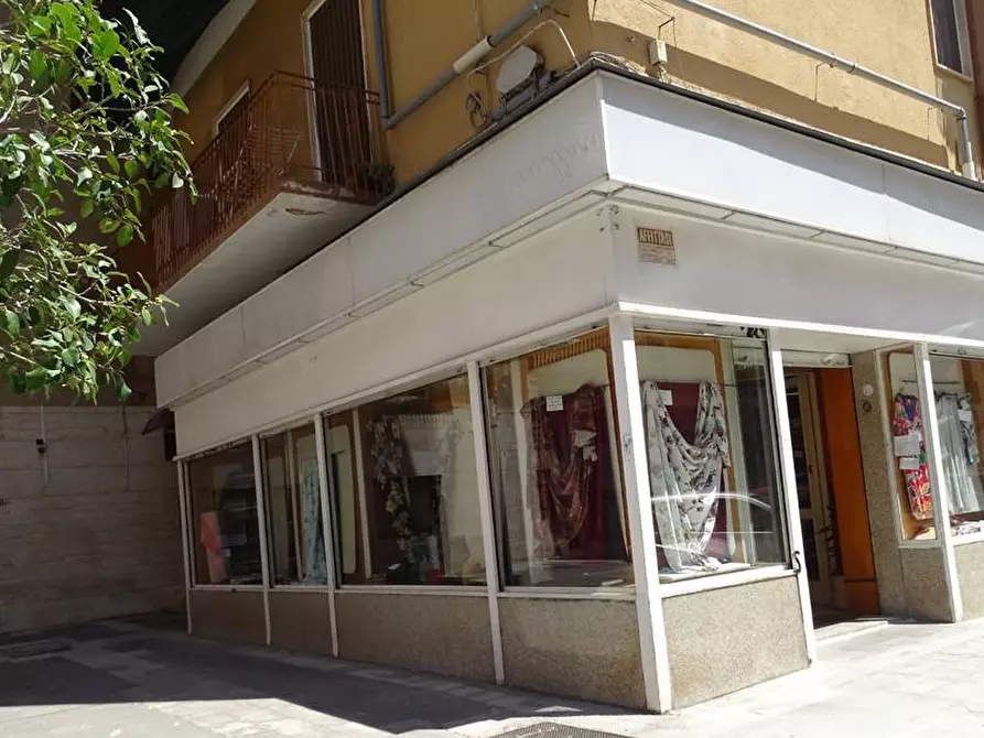 Immagine 1 di Negozio in vendita  in Via Laterza a Bari