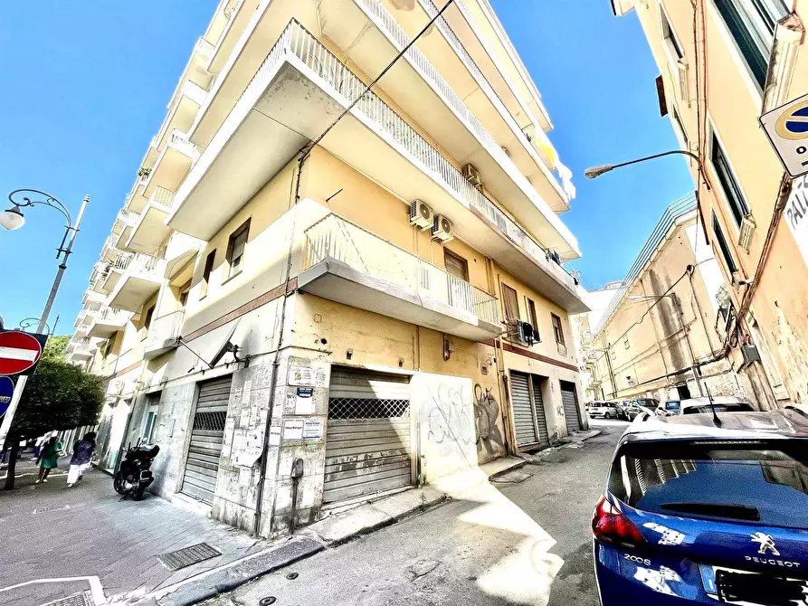 Immagine 1 di Negozio in affitto  in Via Michele Vernieri a Salerno