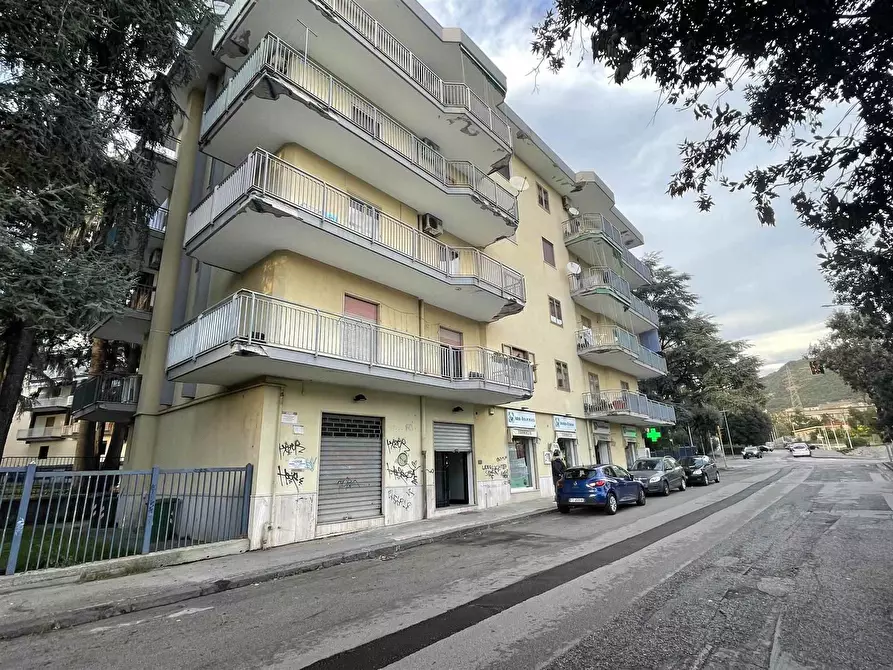 Immagine 1 di Negozio in affitto  in Via Tusciano a Salerno