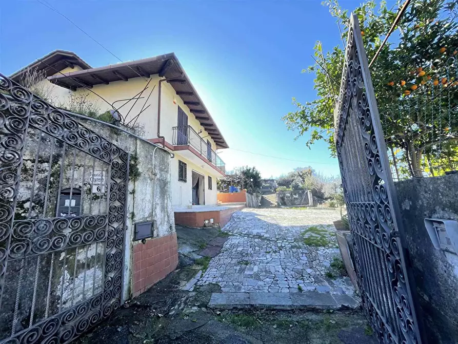 Immagine 1 di Villa in vendita  in Via Beata Teresa di Calcutta a Salerno