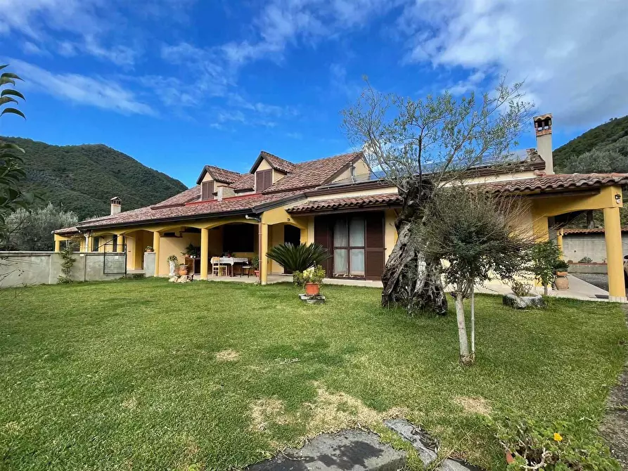 Immagine 1 di Villa in vendita  a Giffoni Valle Piana
