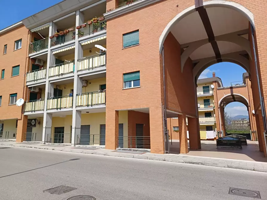 Immagine 1 di Locale commerciale in affitto  in Via Caserta a Bellizzi