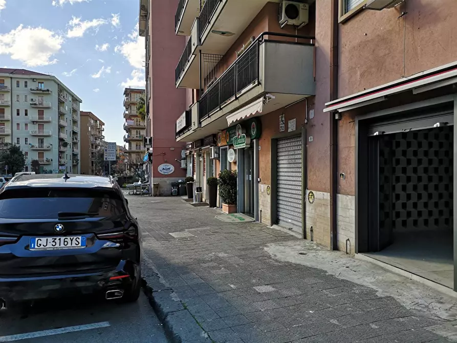 Immagine 1 di Negozio in affitto  a Salerno