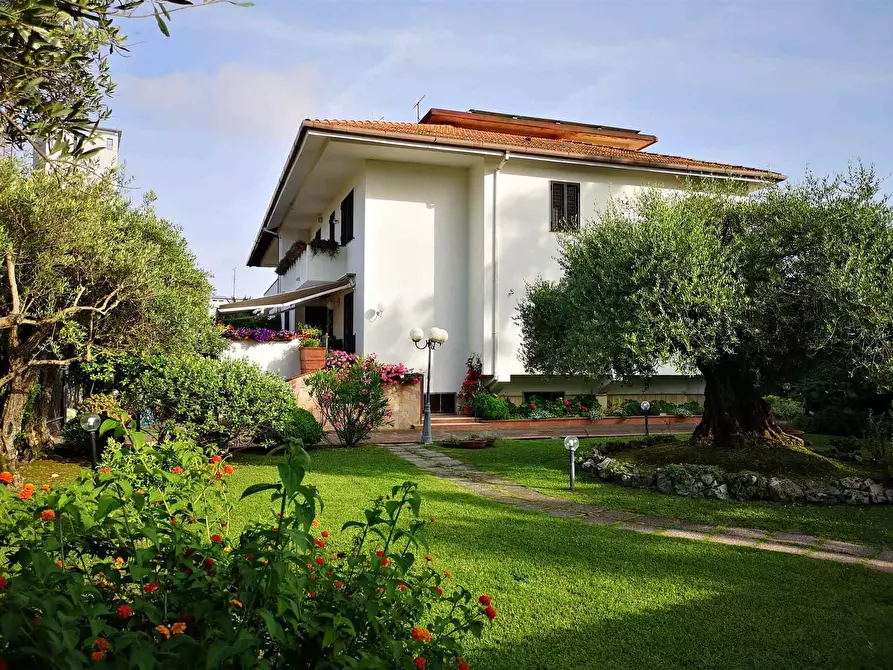 Immagine 1 di Villa in vendita  in Via Degli Uffici Finanziari a Salerno