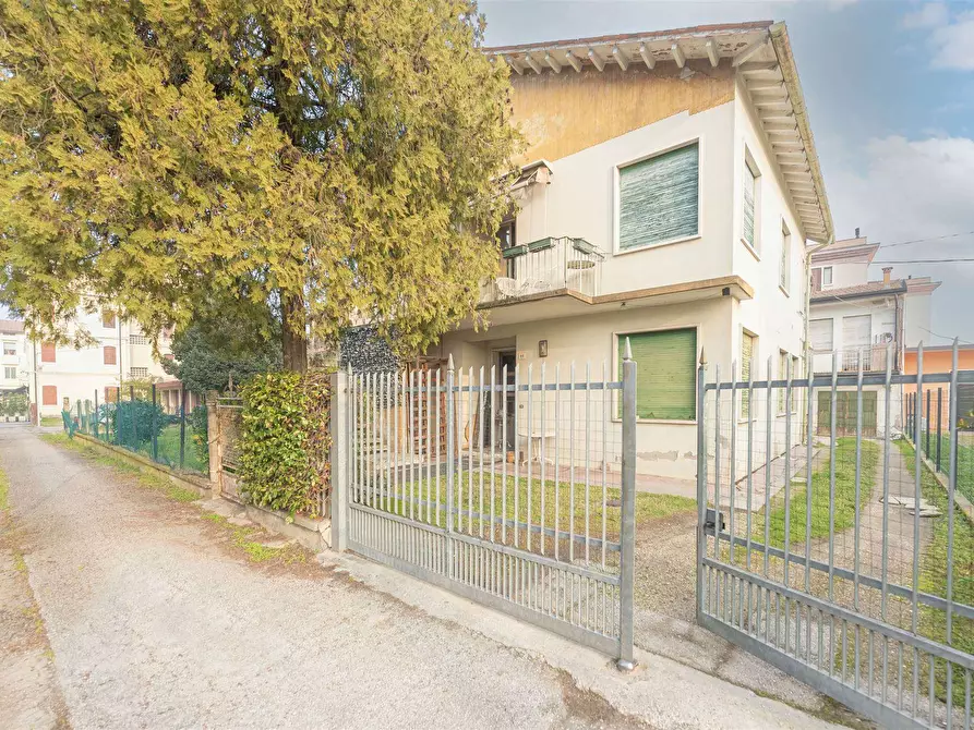 Immagine 1 di Casa indipendente in vendita  in VIA DON G MINZONI a Abano Terme