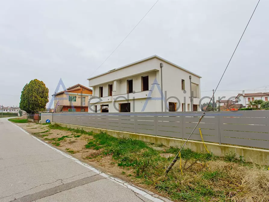 Immagine 1 di Villa in vendita  a Fosso'