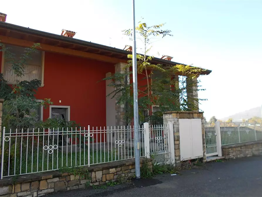 Immagine 1 di Villa in vendita  a Capriolo