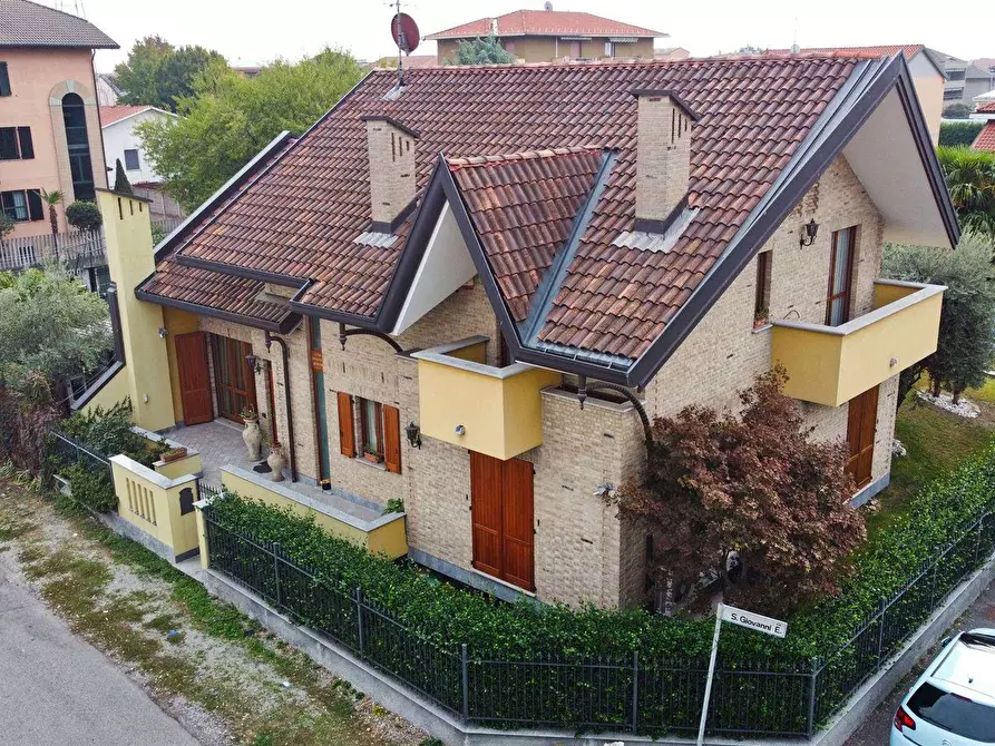 Immagine 1 di Villa in vendita  in Via Giovanni Evangelista a Cesate