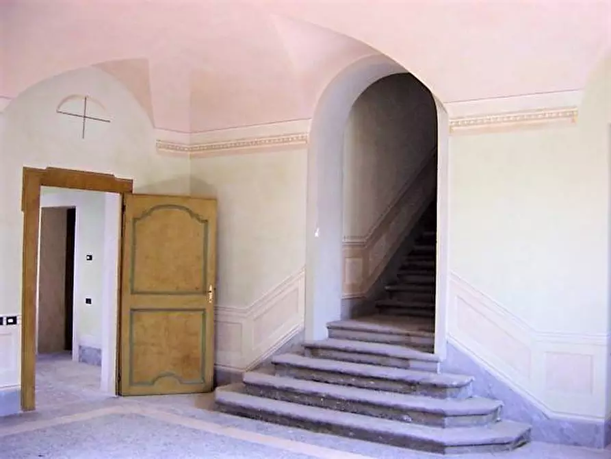 Immagine 1 di Palazzo in vendita  a Viareggio