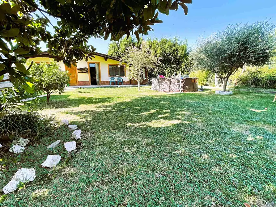 Immagine 1 di Villa in vendita  a Massarosa
