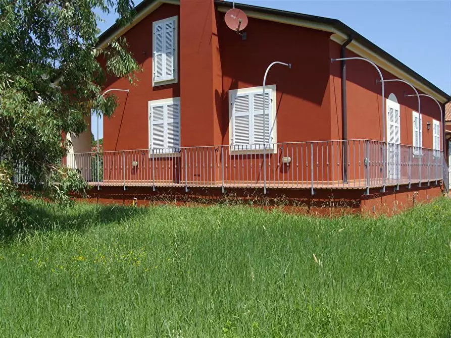 Immagine 1 di Villa in vendita  in viale XXV Aprile a Sarzana