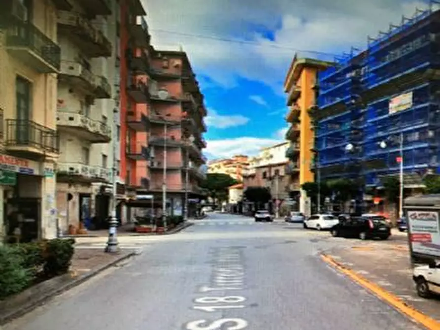 Immagine 1 di Negozio in affitto  a Salerno