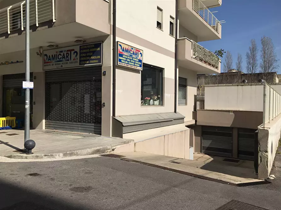 Immagine 1 di Locale commerciale in vendita  a Salerno