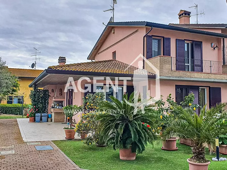 Immagine 1 di Villa in vendita  a Ravenna