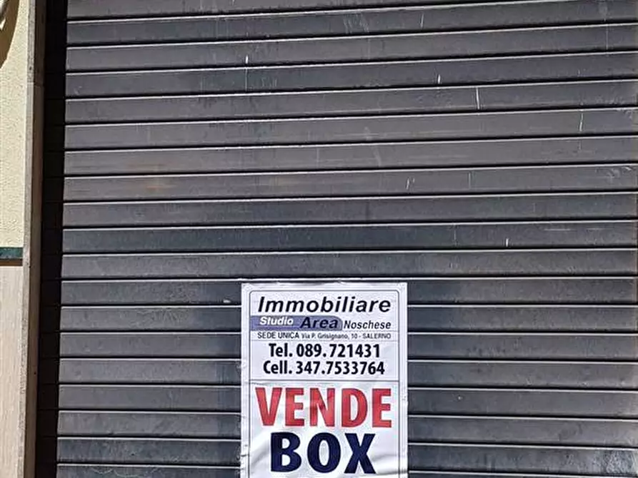 Immagine 1 di Locale commerciale in vendita  in Via Salvatore Calenda a Salerno