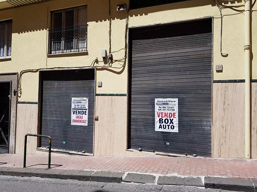 Immagine 1 di Negozio in vendita  in Via Salvatore Calenda a Salerno