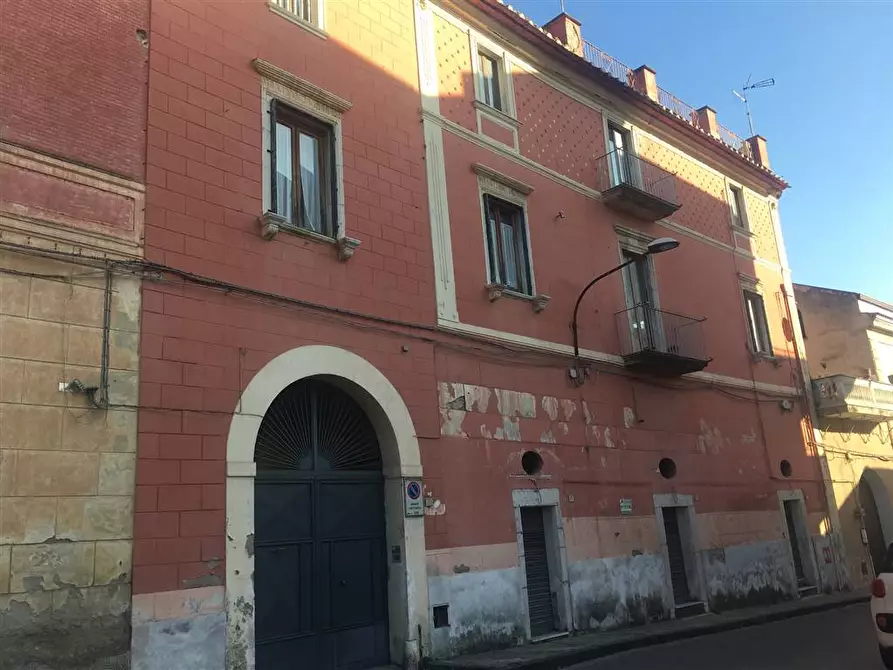 Immagine 1 di Palazzo in vendita  in via giulia a Caserta