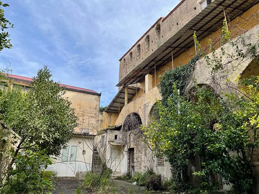 Immagine 1 di Palazzo in vendita  in via fusco a Caserta