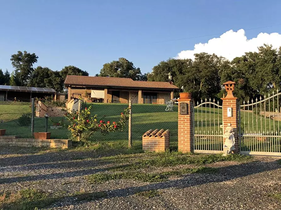 Immagine 1 di Villa in vendita  a Roccastrada
