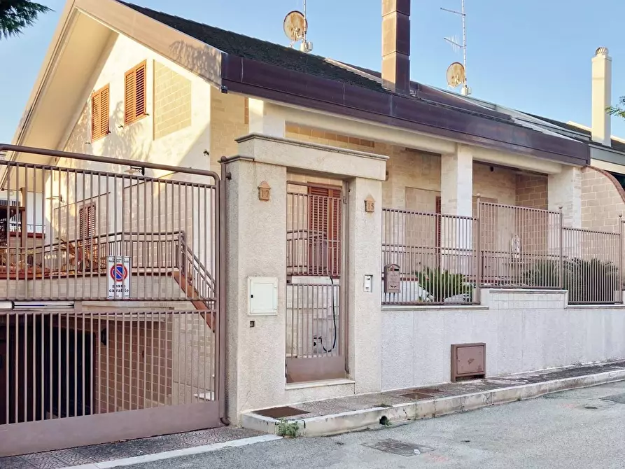 Immagine 1 di Villa in vendita  in Via Don Giuseppe Cutrone a Palo Del Colle