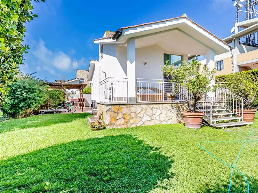 Immagine 1 di Villa in vendita  in Via Castellammare a Fiumicino