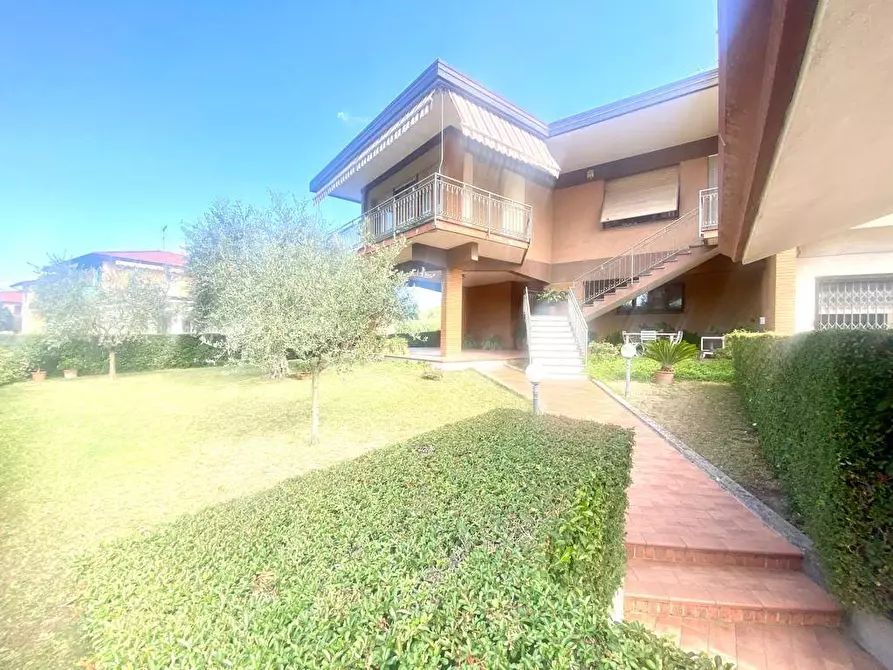 Immagine 1 di Villa in vendita  a Sarzana