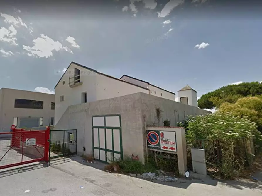 Immagine 1 di Negozio in affitto  in Via Terre delle Risaie a Salerno