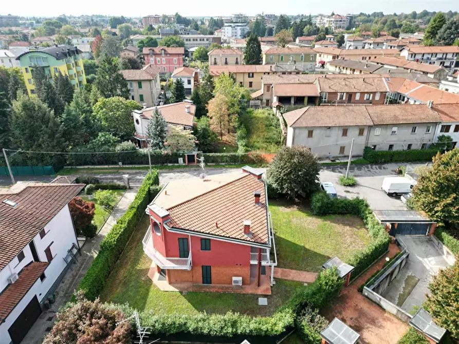 Immagine 1 di Villa in vendita  in VIA ALBERTO DA GIUSSANO a Gallarate