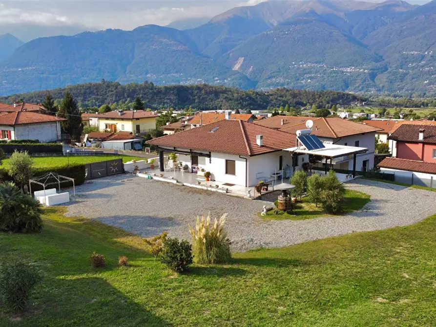Immagine 1 di Villa in vendita  in Via Chiaro a Colico