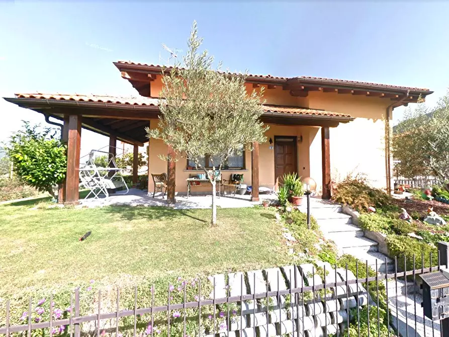 Immagine 1 di Villa in vendita  in VIA LA FABBRICA a Colico