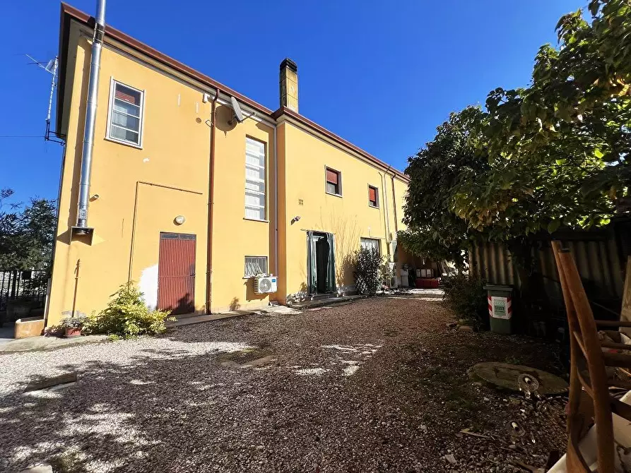 Immagine 1 di Casa indipendente in vendita  in strada Ostigliese a Roncoferraro